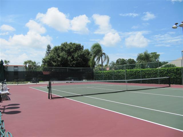 2 tennis courts in complex