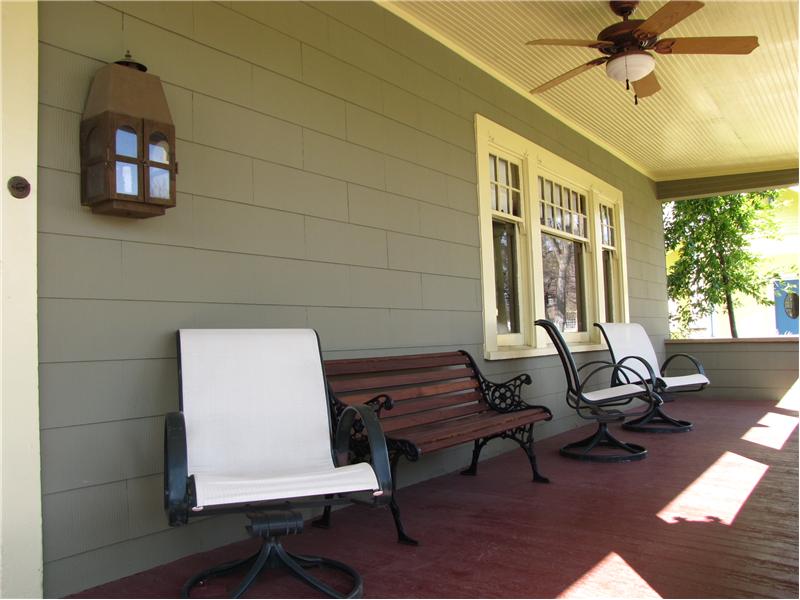 Nice front porch - sit and relax while reading a book or drinking coffee!!!!