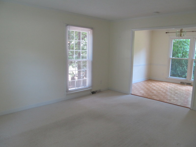 Open floorplan in living room and dining room