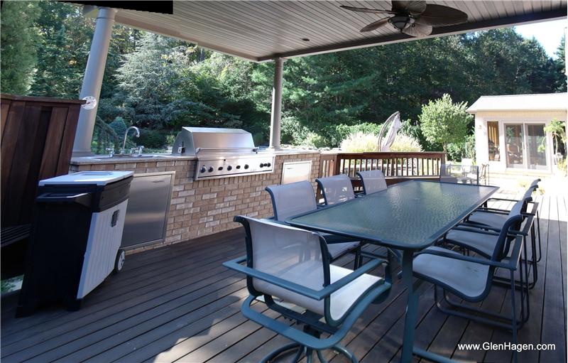 Deck With Stainless Built-Ins