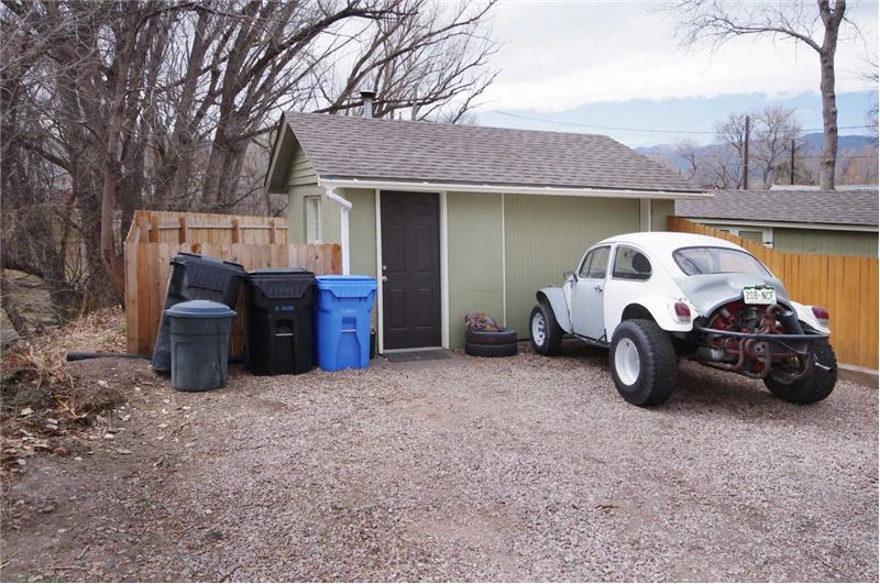 Detached 1-car garage