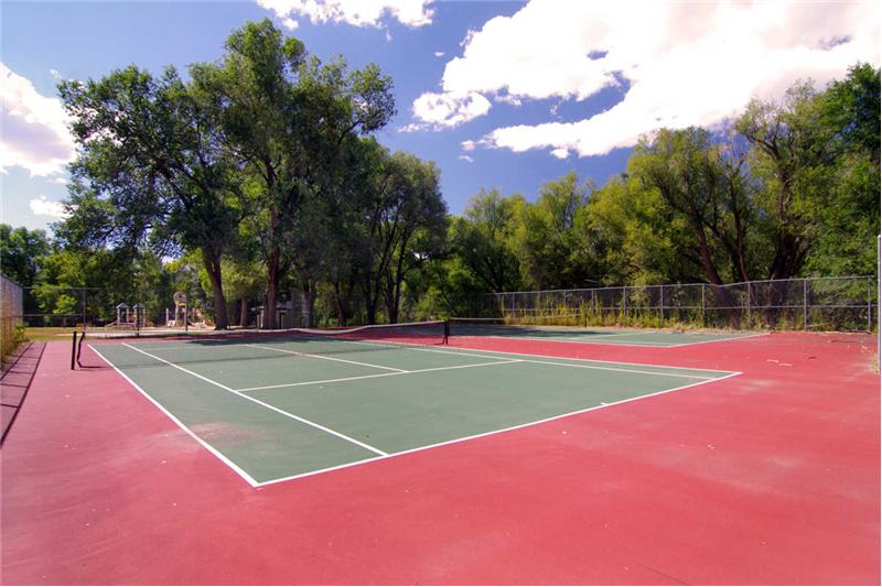 Nearby tennis courts