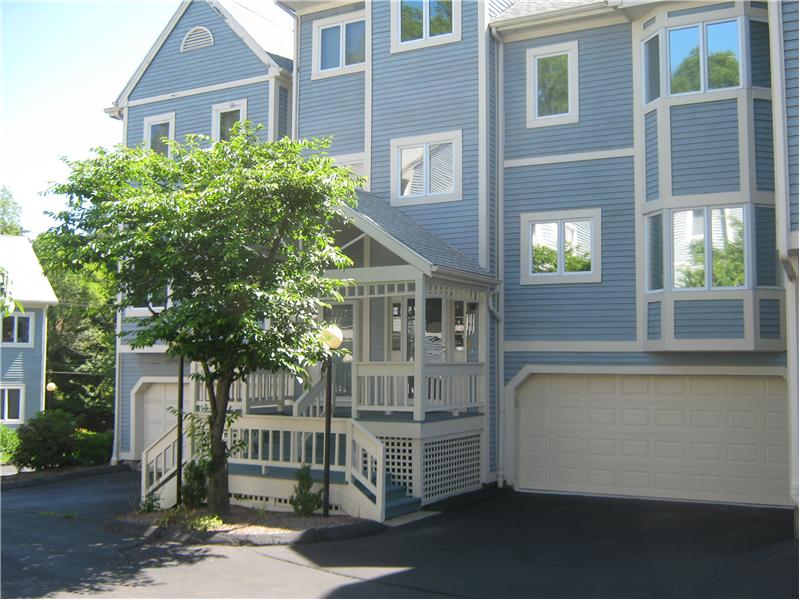 Tril Level Townhome with 2 car garage (private entry)