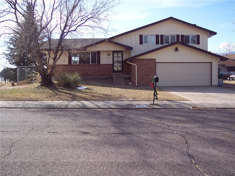Corner lot with views of Pikes Peak