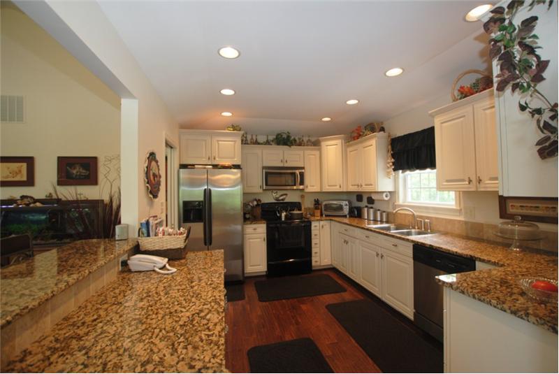 Breakfast bar and quiet close cabinets