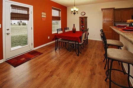 Breakfast room and bar