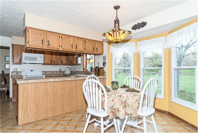 Breakfast nook w/bay window.