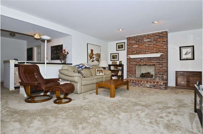 Family Room w Fireplace