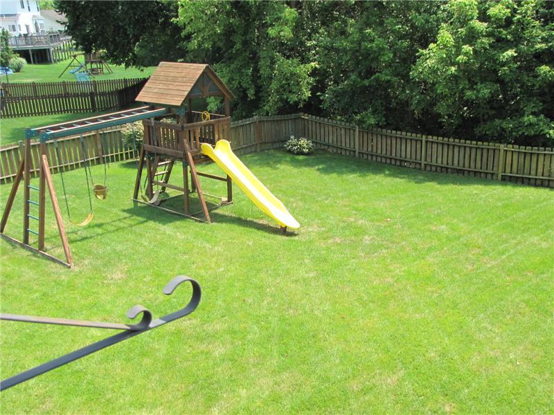  Fantastic Fenced Yard!
