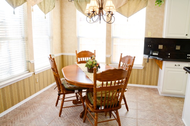 Breakfast nook is the perfect size!