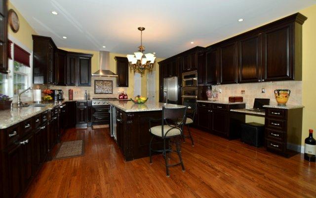 Gourmet Eat-In -Kitchen