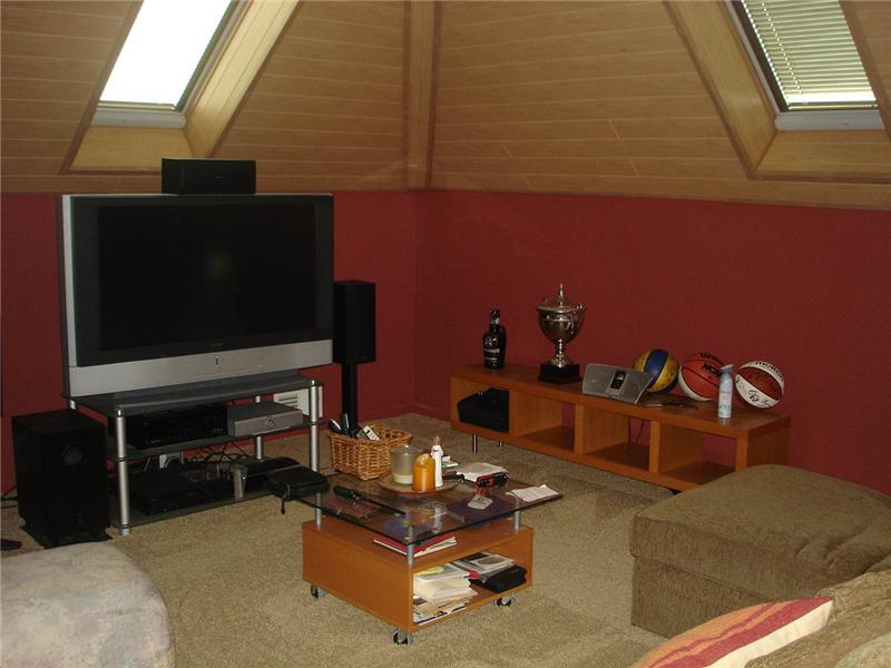 Hidden bonus room (den)