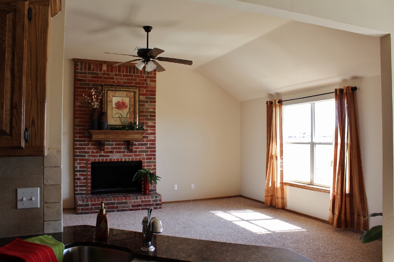 LIVING ROOM W/VAULTED CEILING