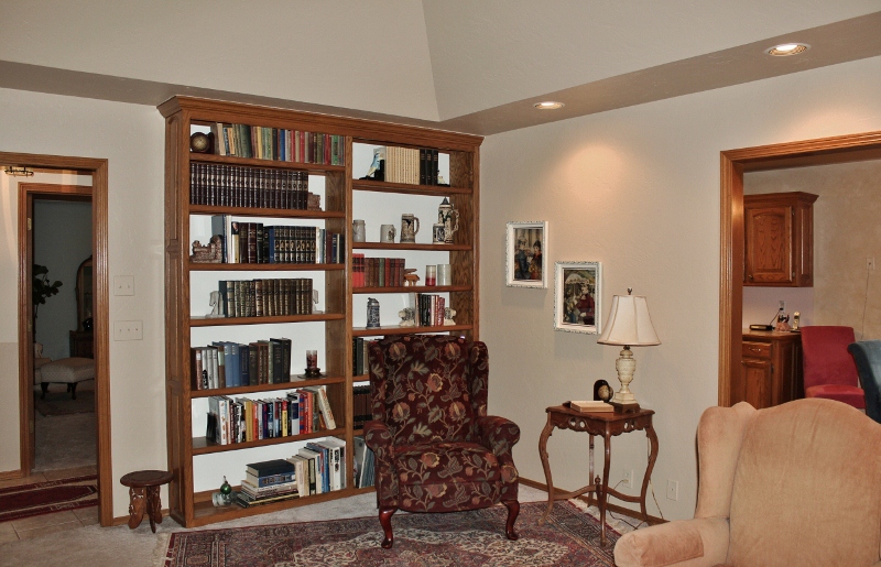 Living Room w/built in library 