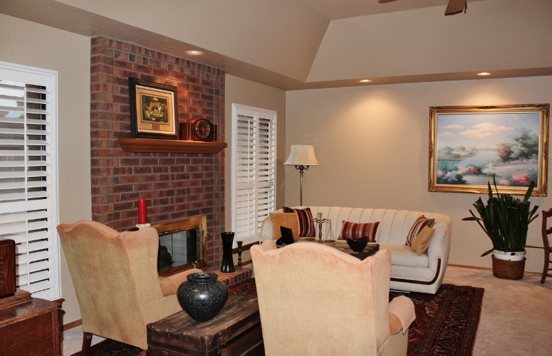Living Room w/fireplace 