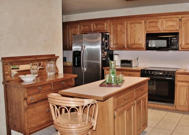 Kitchen w/island
