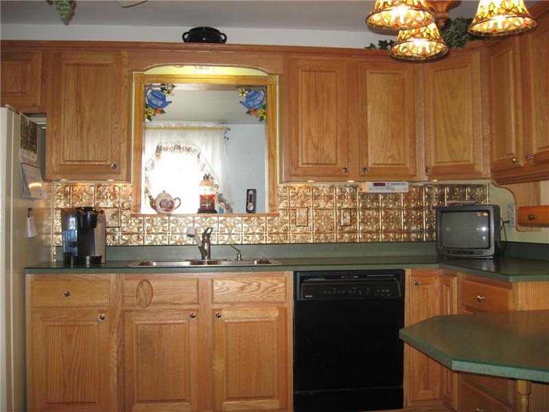 Eat-in kitchen