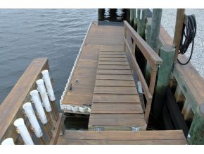 dock with vinyl bulkhead