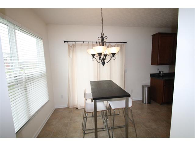Walls of windows in the eating area of the kitchen