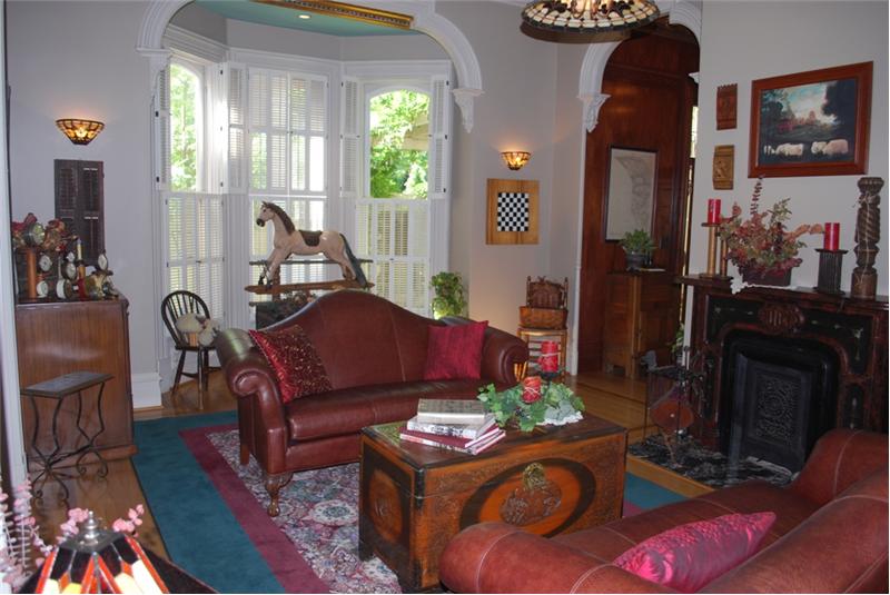 Beautiful Bay Window in Living Room