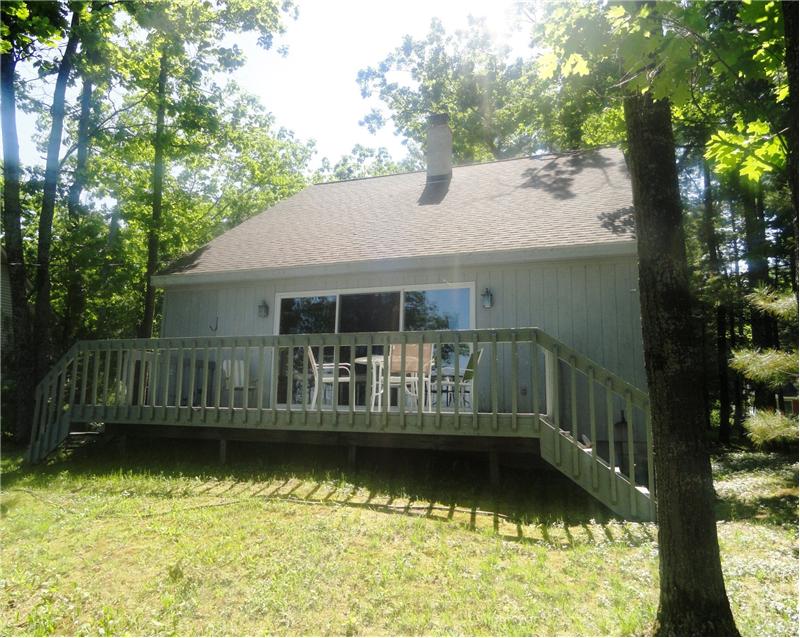 Lakeside deck with great views of Duck Lake